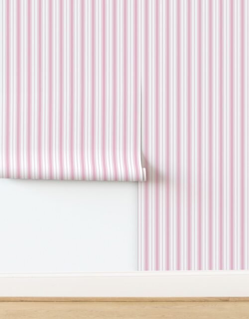 Powder Pink Ticking Stripe Design de Chantilly Wallpaper